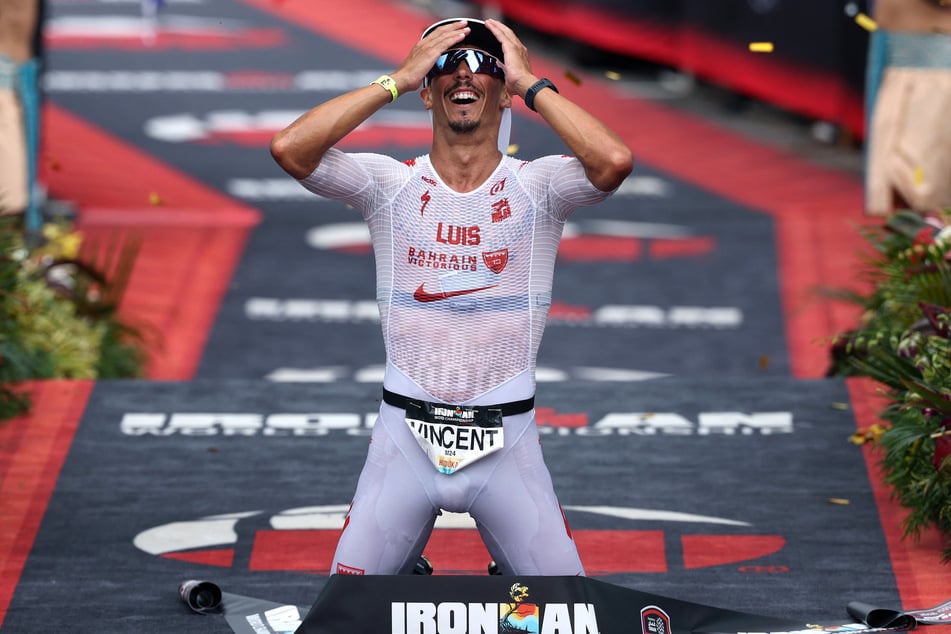 Er kann es selbst kaum glauben! Nach 7 Stunden, 47 Minuten und 30 Sekunden überquert der Franzose Vincent Luis (37) als erster Mann die Ziellinie und krönt sich somit zum neuen Ironman-Weltmeister.