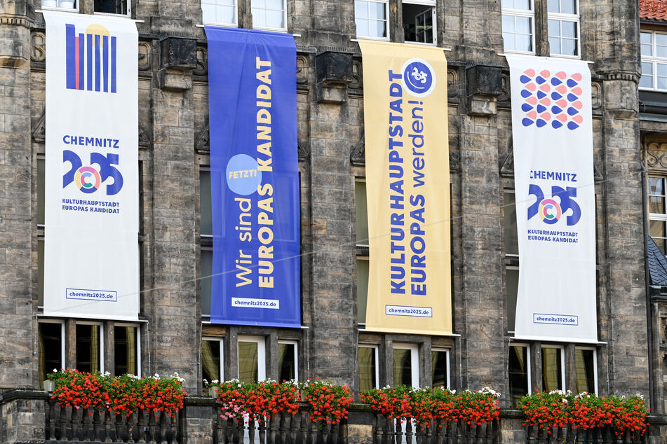 Flaggen mit dem Logo der Kulturhauptstadtbewerbung hängen am Neuen Rathaus.