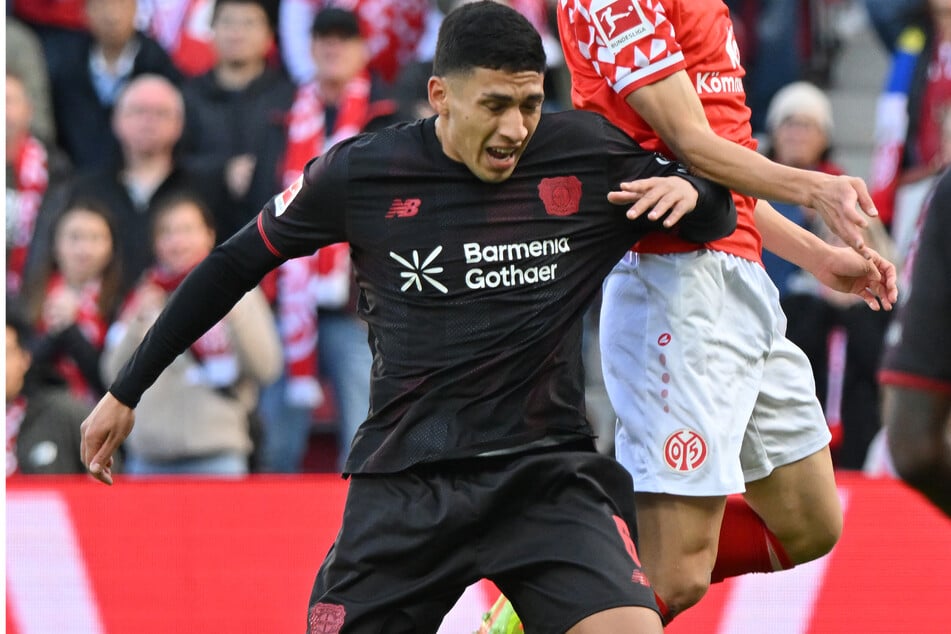 Bayer-Star Ezequiel Fernandez (23) hat sich im Spiel gegen den SC Freiburg verletzt.