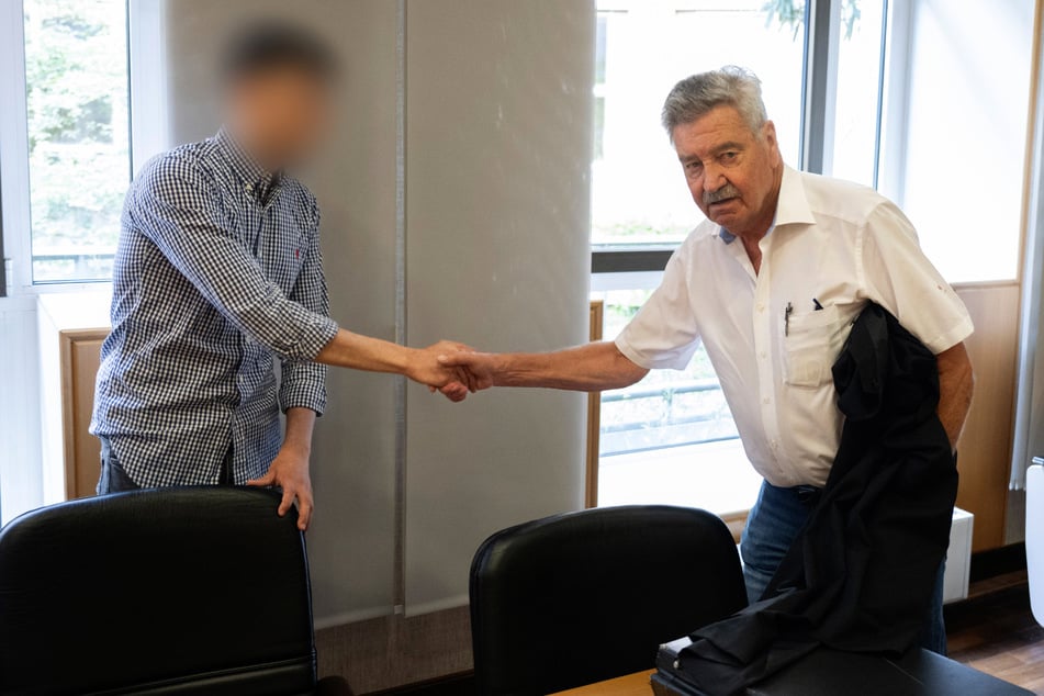 Der ehemalige Fußballtrainer mit seinem Anwalt Ulrich Endres: Bereits seit einem Jahr sitzt der Angeklagte in Untersuchungshaft.