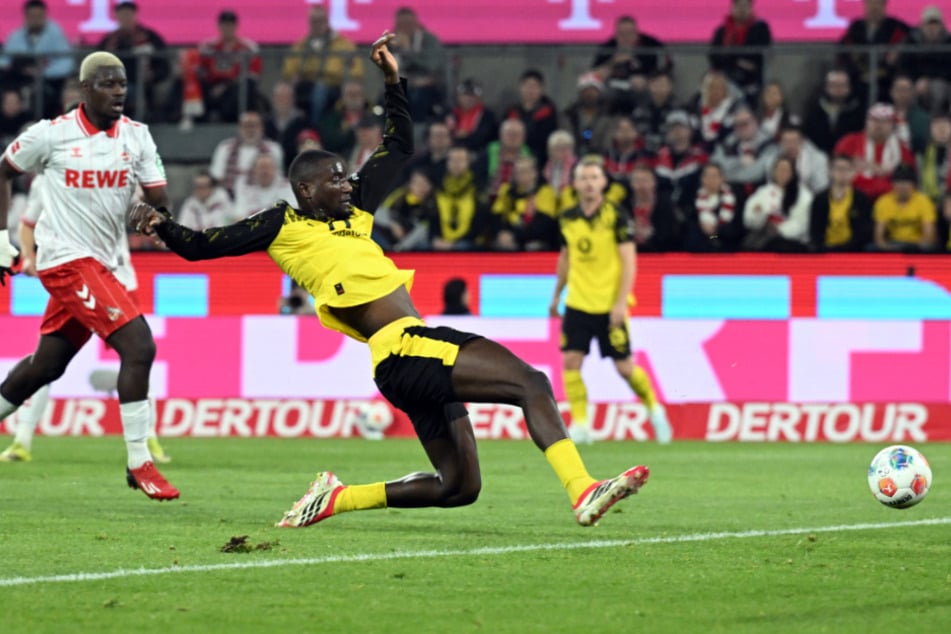 Nach einer Bogenlampe von Maxi Beier tauchte BVB-Angreifer Serhou Guirassy frei vor dem Kölner Tor auf und musste nur noch zur 0:1-Führung einschieben (16.).