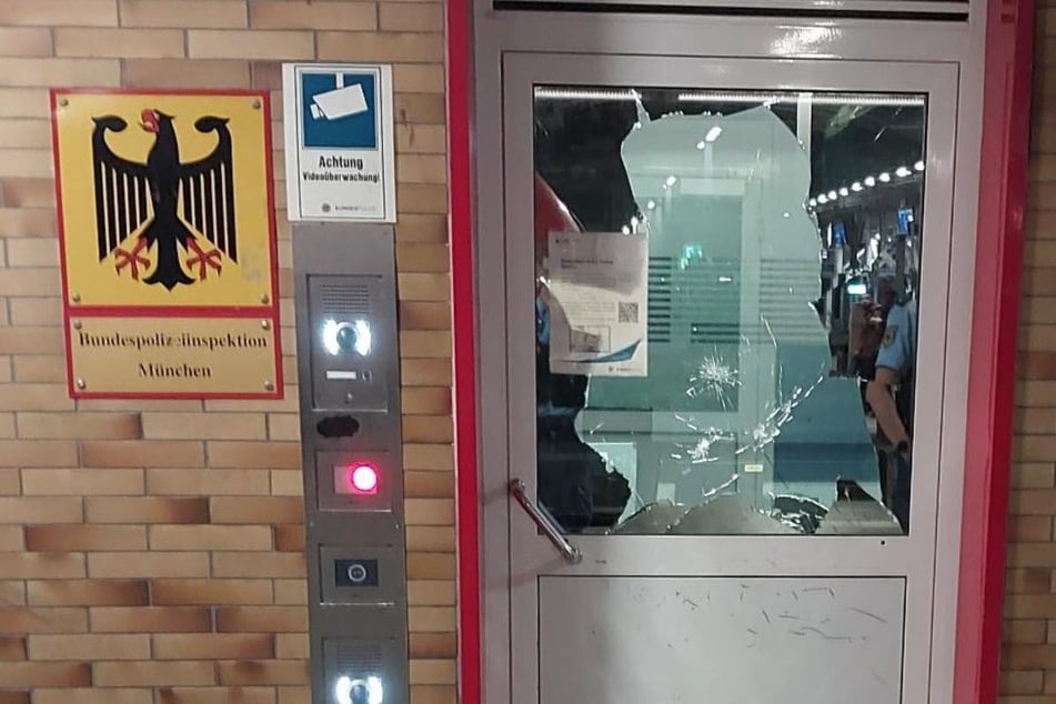 Handy weg? Betrunkener schlägt Polizeiwache die Tür ein