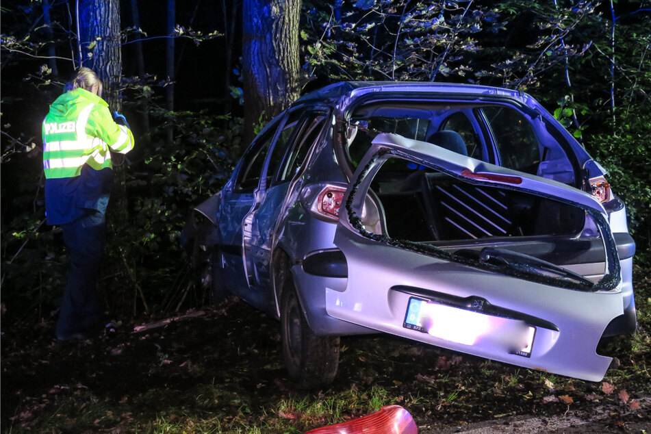 Der Unfallfahrer versuchte von dem Unfallort zu fliehen. Doch die Polizei sammelte ihn auf dem Weg zum Unfallort auf.
