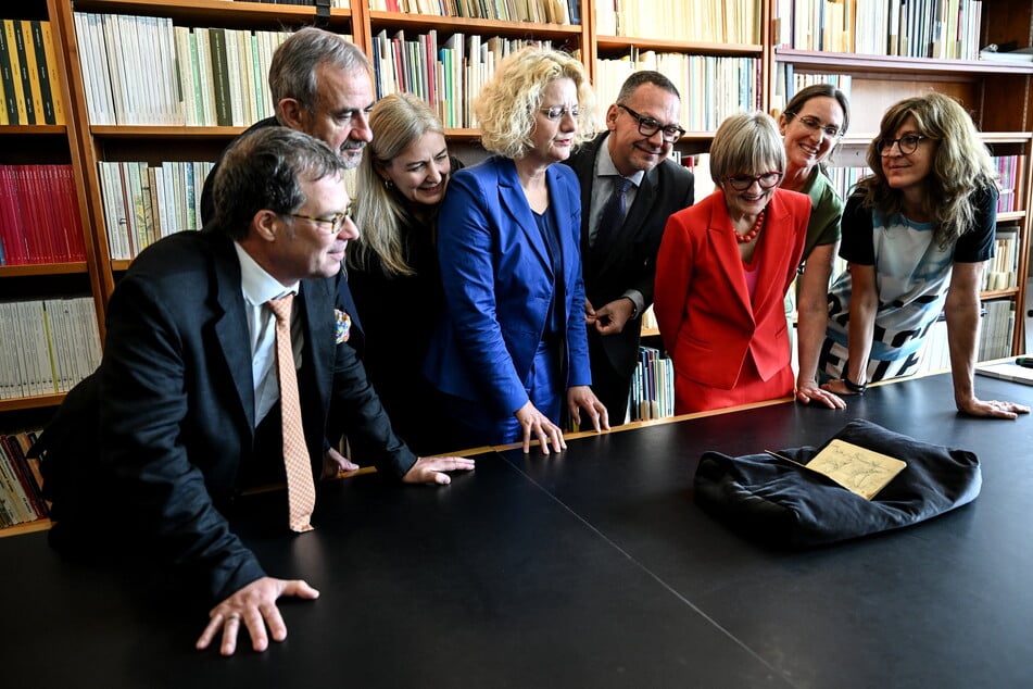 Das Karlsruher Skizzenbuch haben die SKD zusammen mit der Stiftung Preußischer Kulturbesitz Berlin (SPK) und der Klassik Stiftung Weimar im Juli erworben.