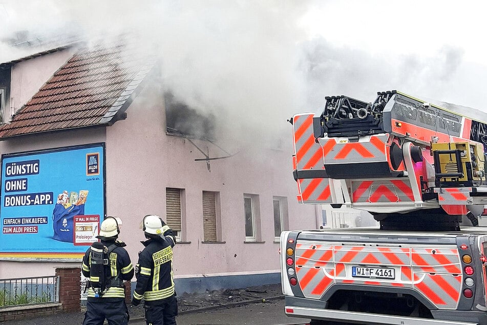 Wohnhaus-Brand in Wiesbaden-Medenbach: Das Gebäude ist in der Folge einsturzgefährdet!
