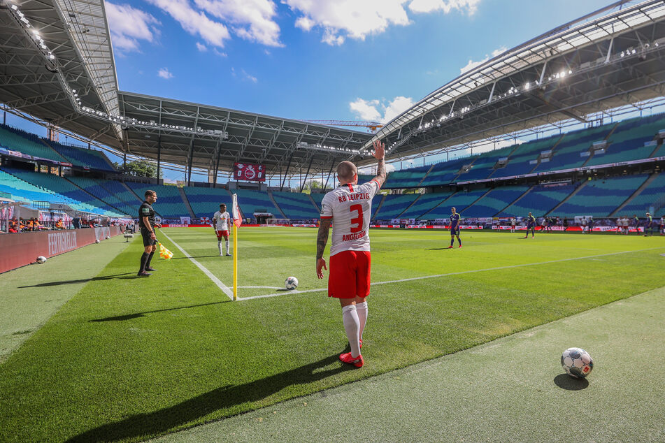 RB Leipzigs Angelino am Samstag beim Eckball gegen den SC Freiburg. Im Hintergrund die Red Bull Arena - menschenleer.
