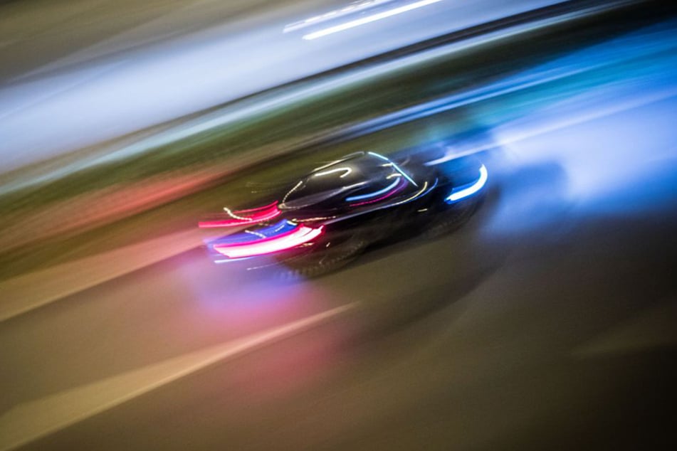 Der junge Raser gab innerhalb einer geschlossenen Ortschaft Gas und wurde erwischt. (Symbolfoto)