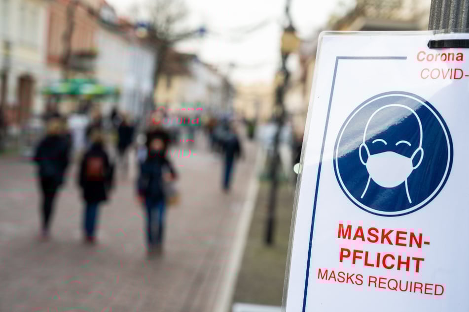 Ein Schild weist auf die Maskenpflicht hin. (Symbolbild)