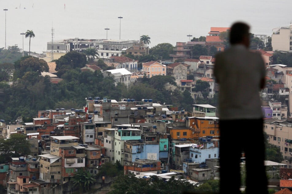 Blück über das Armenviertel (Favela) Morro Santo Amaro im Stadtteil Catete.