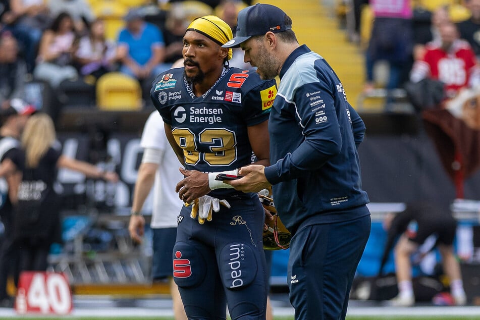 Special Teams Coordinator Erik Keil (r.) hat mit Tyler Hudson (26) einen Plan ausgearbeitet.