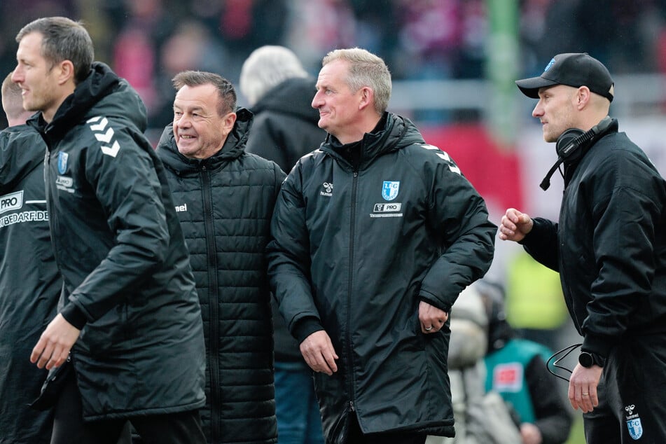 Otmar Schork (68, 2.v.l.) und dem FCM bleiben noch zehn Spiele, um den Klassenerhalt zu packen.
