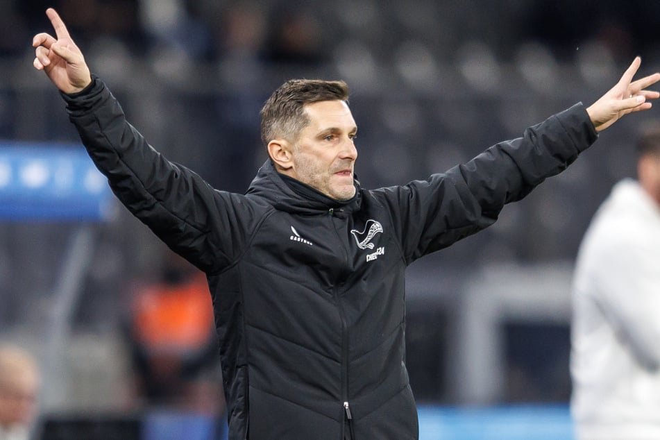 Hertha-Trainer Stefan Leitl war mit dem Platzverweis so gar nicht einverstanden.