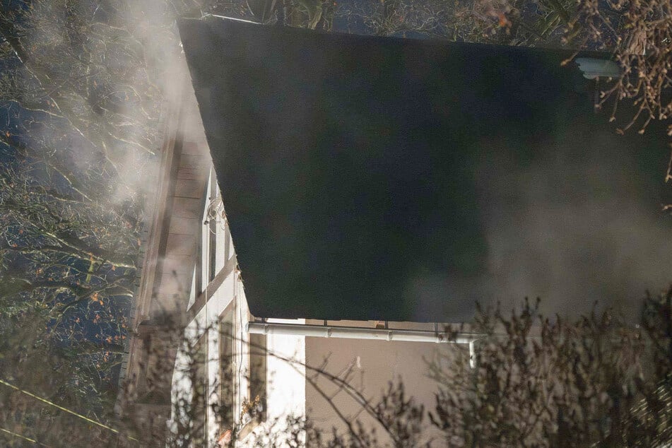 In den Morgenstunden drang dichter Rauch aus den Fenstern des Mehrfamilienhauses.