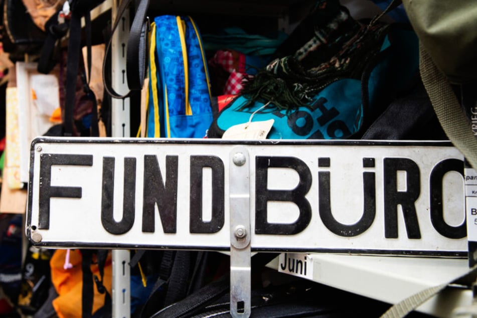 Am Freitag veranstaltet das Kölner Fundbüro eine Versteigerung. Unter den Hammer kommen dann Fundsachen, deren gesetzliche Aufbewahrungsfrist abgelaufen ist. (Symbolbild)