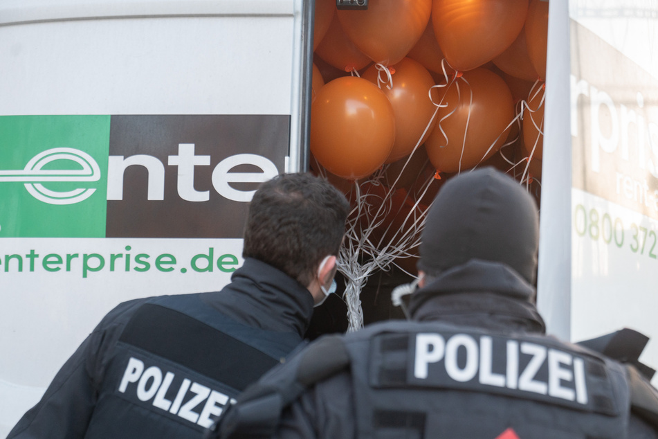 Klimaschutz-Demonstranten der Gruppe "Letzte Generation" wollten 99 Luftballons am Frankfurter Flughafen steigen lassen. Die Polizei stoppte die Aktion.