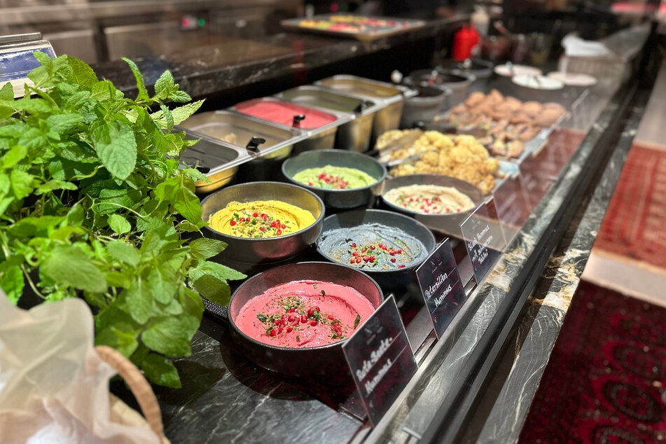 Der "Rainbow Hummus" spiegelt die Intention hinter des Konzepts der "The Hummus Bar" wider und passt perfekt zur Location in der Langen Reihe.