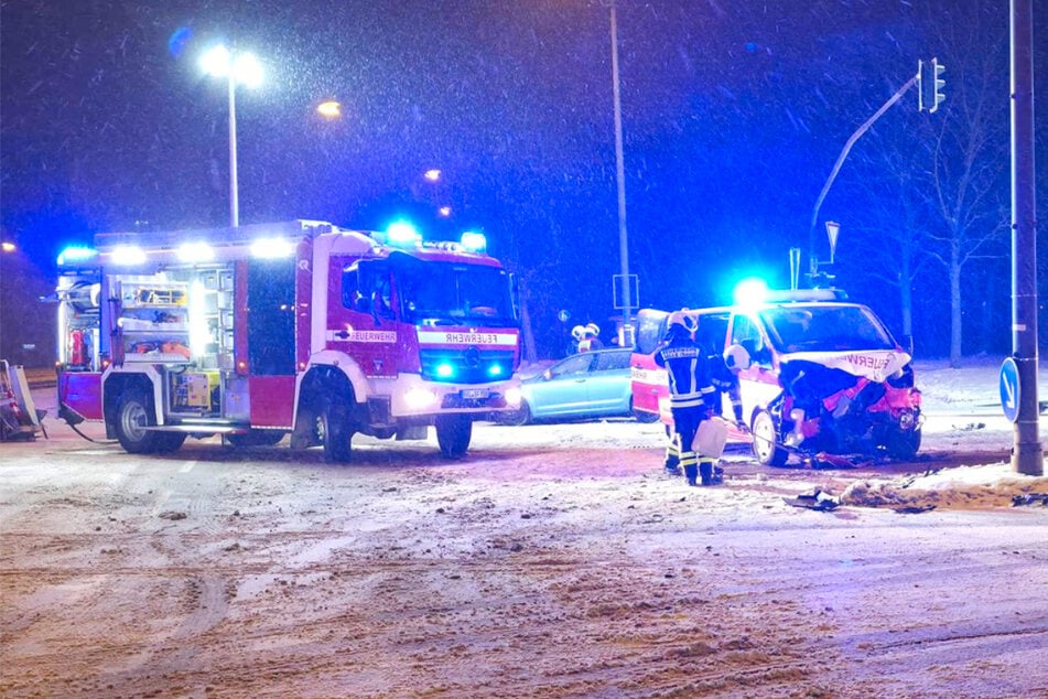 Die Feuerwehr unterstützte die verunglückten Kameraden am Unfallort.