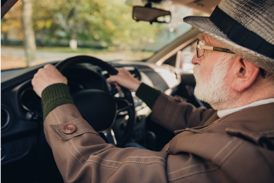 Der Senior (84) hatte zunächst - wohl ohne es zu bemerken - einen Unfall gebaut. (Symbolbild)