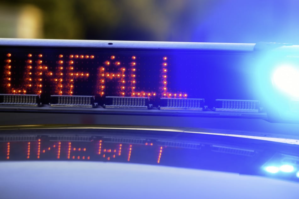 Ein 41-jähriger Autofahrer hatte das Stauende zu spät bemerkt und prallte in zwei weitere Fahrzeuge. (Symbolbild)