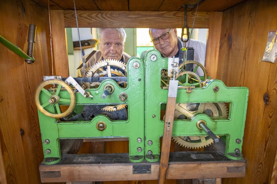 Frieder Hering (l.) und Wolfgang Queißer ziehen jeden Sonntag die Uhr im Turm auf.