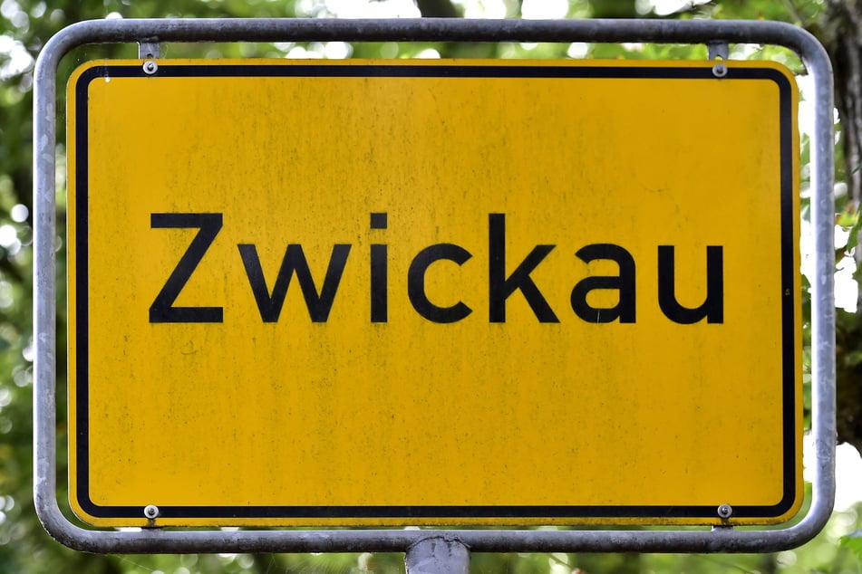 In Zwickau wurde ein Rentner von zwei jungen Männern überfallen.