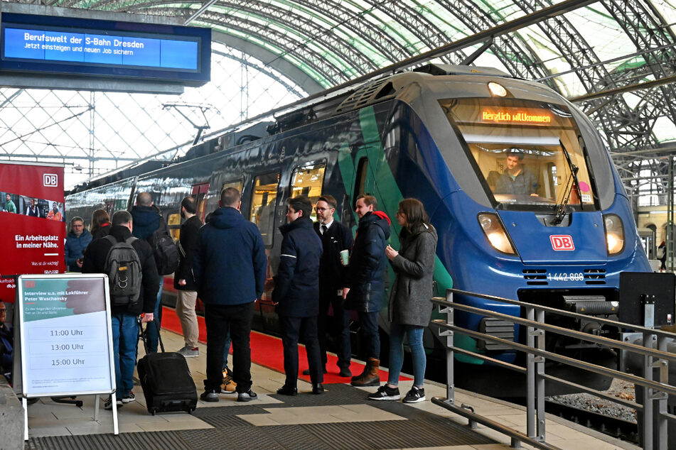 Der Bewerberzug hielt gestern planmäßig auf Gleis fünf im Dresdner Hauptbahnhof.