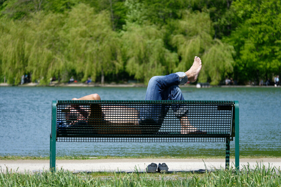 In NRW blieb der Ansturm auf die Ausflugsziele bei bestem Sommerwetter am ersten Tag der Lockerungen für Geimpfte und Genesene bis zum Mittag aus.