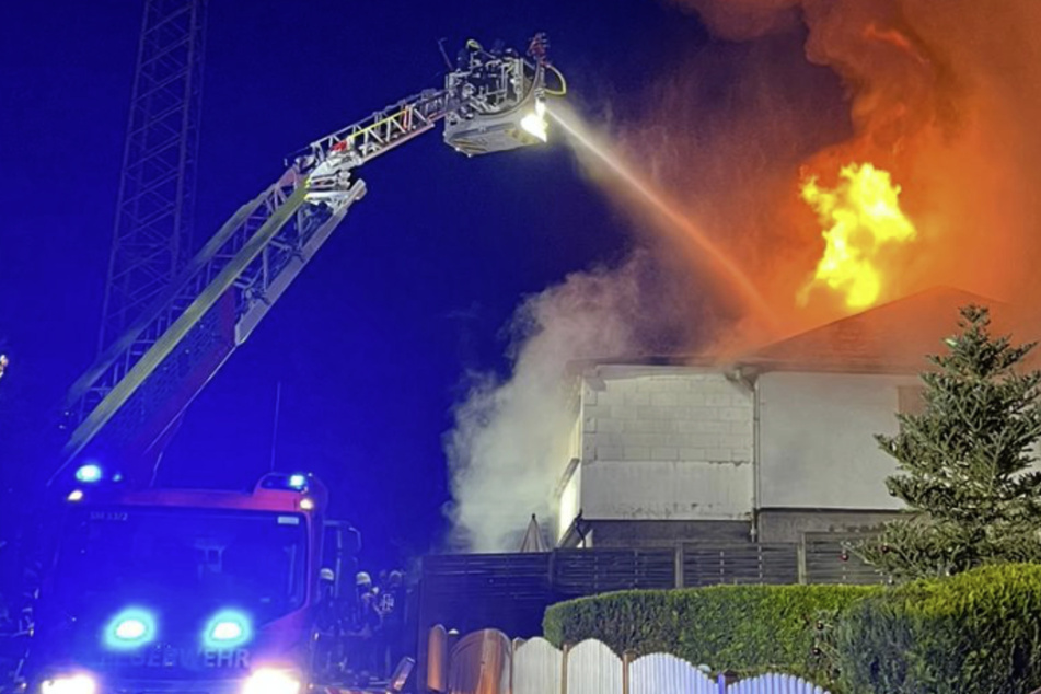 Das Feuer war zum Ende der Nacht am Dienstag ausgebrochen. Die Kameraden der Feuerwehr verhinderten, dass sich die Flammen auf ein benachbartes Grundstück ausbreiten.