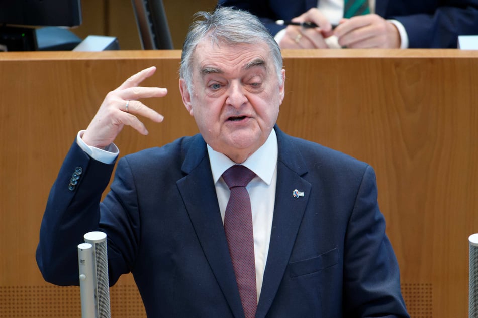 Herbert Reul (70, CDU) äußerte sich am Mittag zu der schweren Explosion.