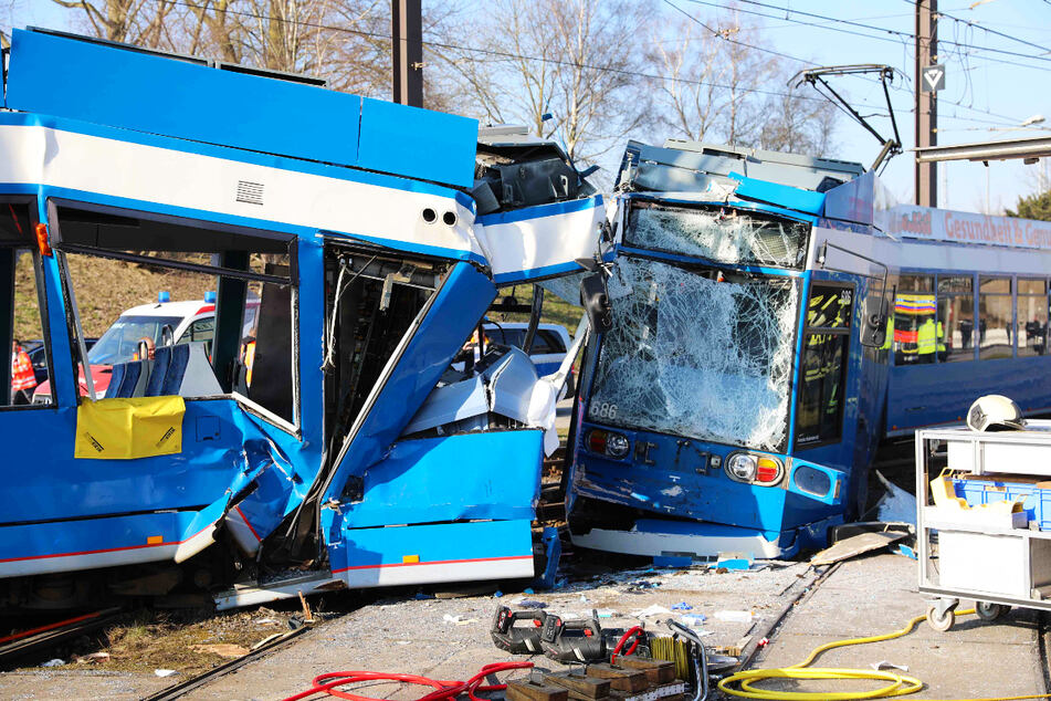 In Rostock sind zwei Straßenbahnen zusammengestoßen, etliche Menschen wurden verletzt.