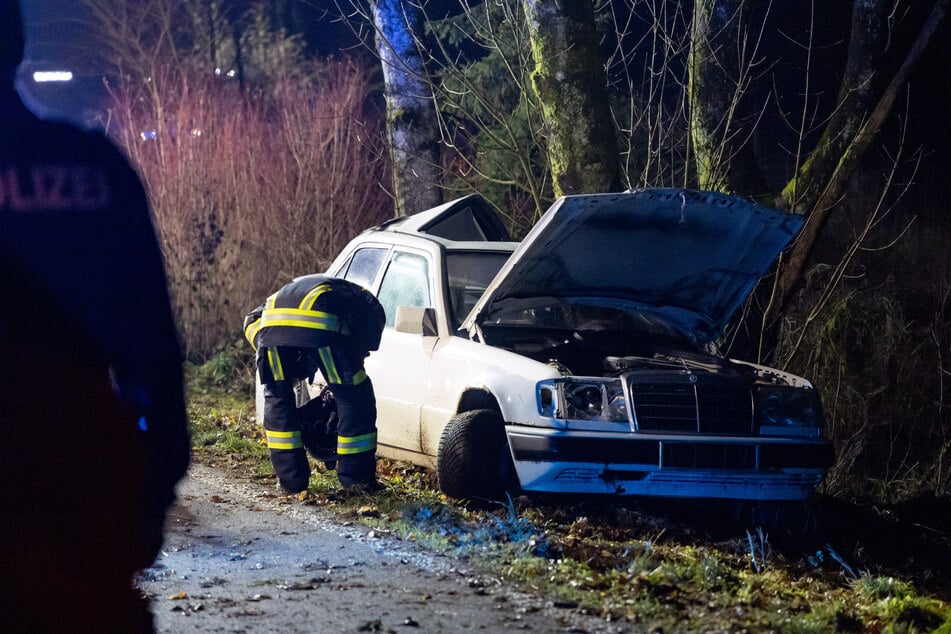 Einsatzkräfte durchsuchten nach einem schweren Unfall das Gebiet zwischen Hildburghausen und Wiedersbach.