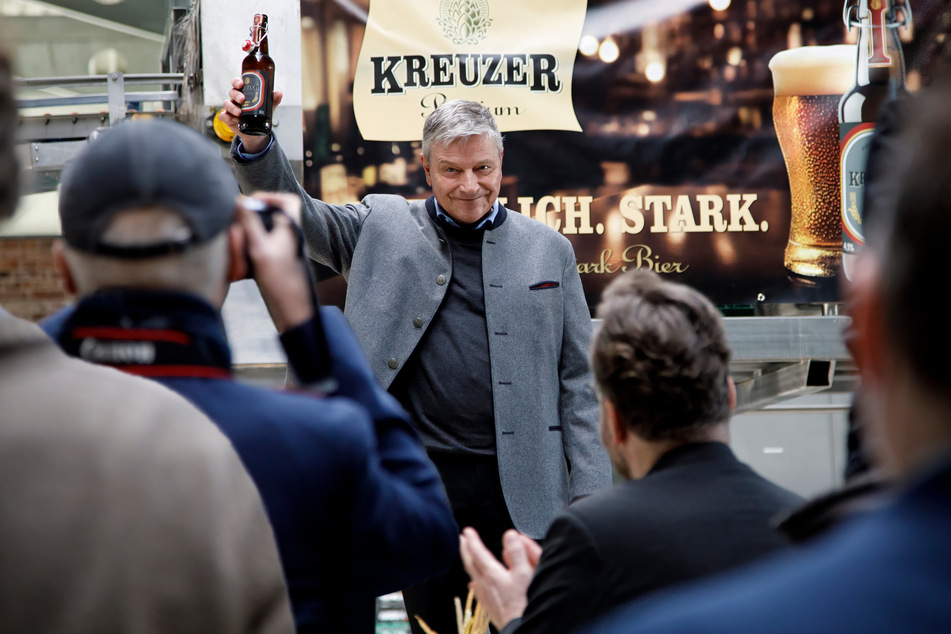 In seiner Brauerei stellt Georg Kreuzer (Christian Maria Goebel, 64) die neue Biersorte "Kreuzer/Stark" vor, kurz darauf ist er tot.