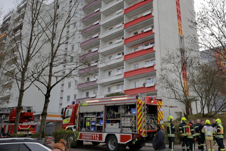 Chemnitz: Feuerwehreinsatz in Chemnitz: Brand in Hochhaus, eine Person im Krankenhaus