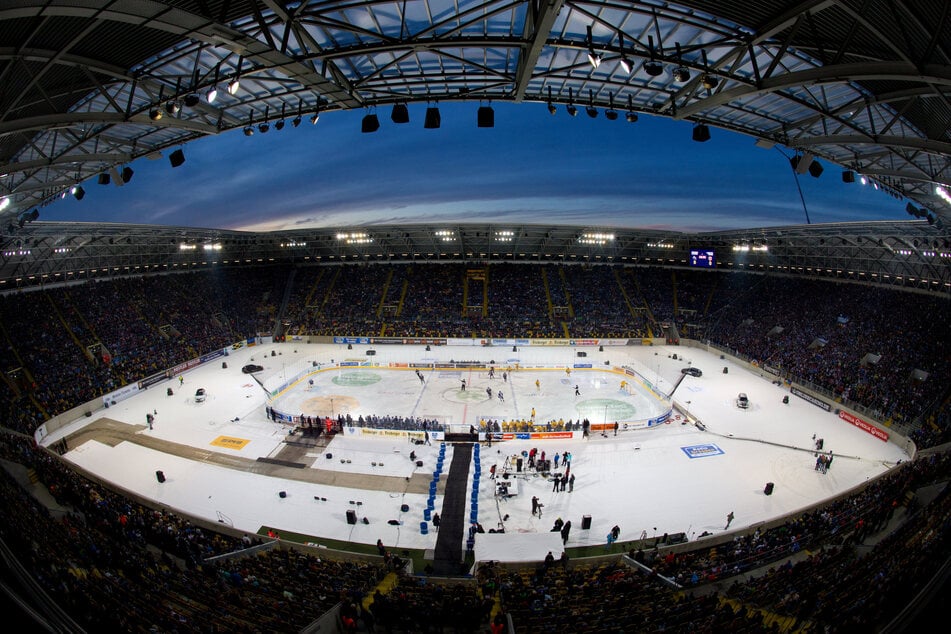 Im Januar geht's gegen die Eisbären Berlin im Rudolf-Harbig-Stadion zur Sache.