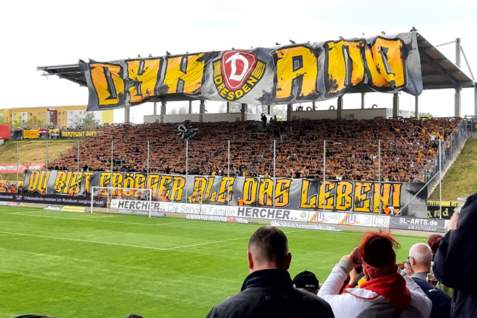 Das große Spiel zwischen den befreundeten Mannschaften begann mit zwölfminütiger Verzögerung, weil Dynamo Fans vom Tribünendach ein großes Banner herunterließen.