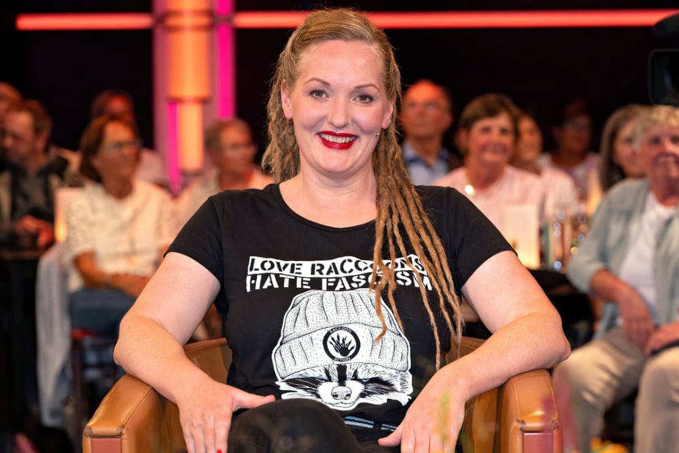 "Love Raccoons, Hate Fascism": Waschbär-Expertin Carolin Weh war am Freitag zu Gast im "Riverboat" und hatte gleich noch das passende Outfit mitgebracht.
