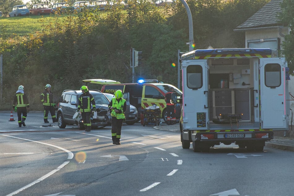 Feuerwehr vor Ort: Am gestrigen Donnerstagabend knallte es auf der B6 in Goldbach.