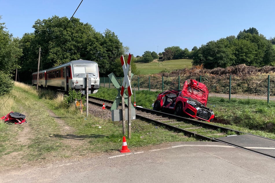 Im Landkreises Kusel kam es am Dienstag zu einem grausamen Unfall zwischen einem Auto und einer Regionalbahn.