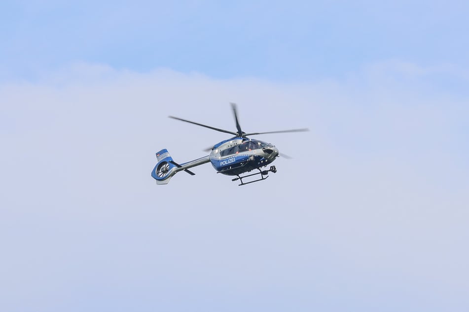 Ein Polizeihubschrauber erkundete die Umgebung aus der Luft.