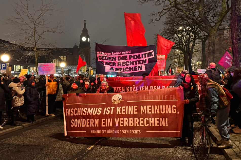 Tausende Menschen ziehen vom Hamburger Hauptbahnhof in Richtung Rathaus.