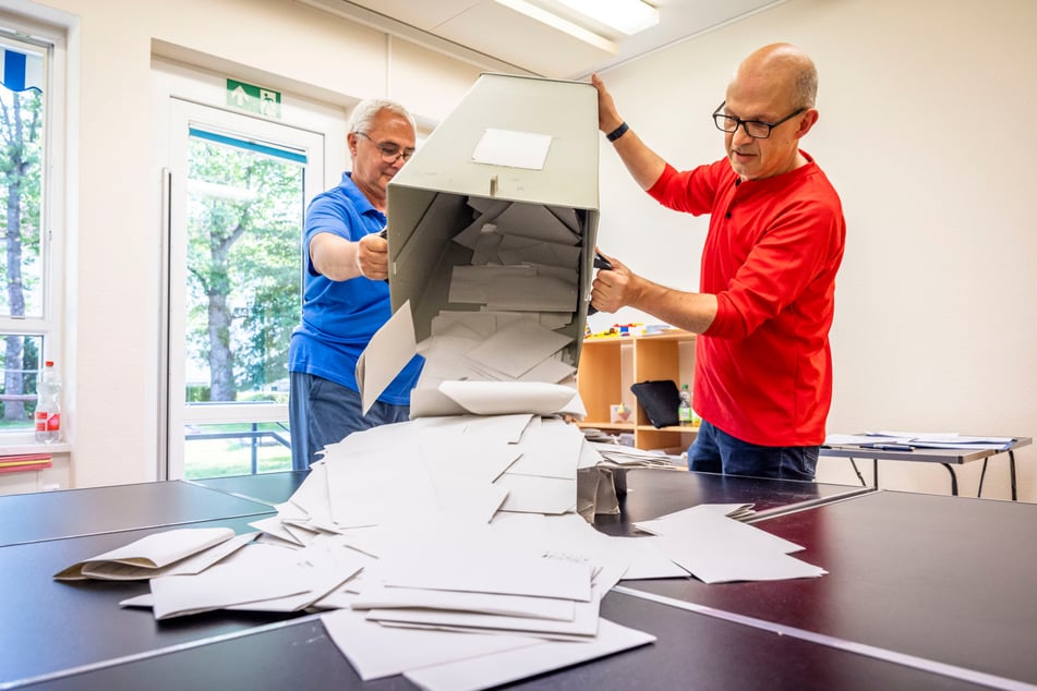 Bei der Auszählung der Briefwahlstimmen durch Wahlhelfer fiel der Betrug auf. (Symbolfoto)