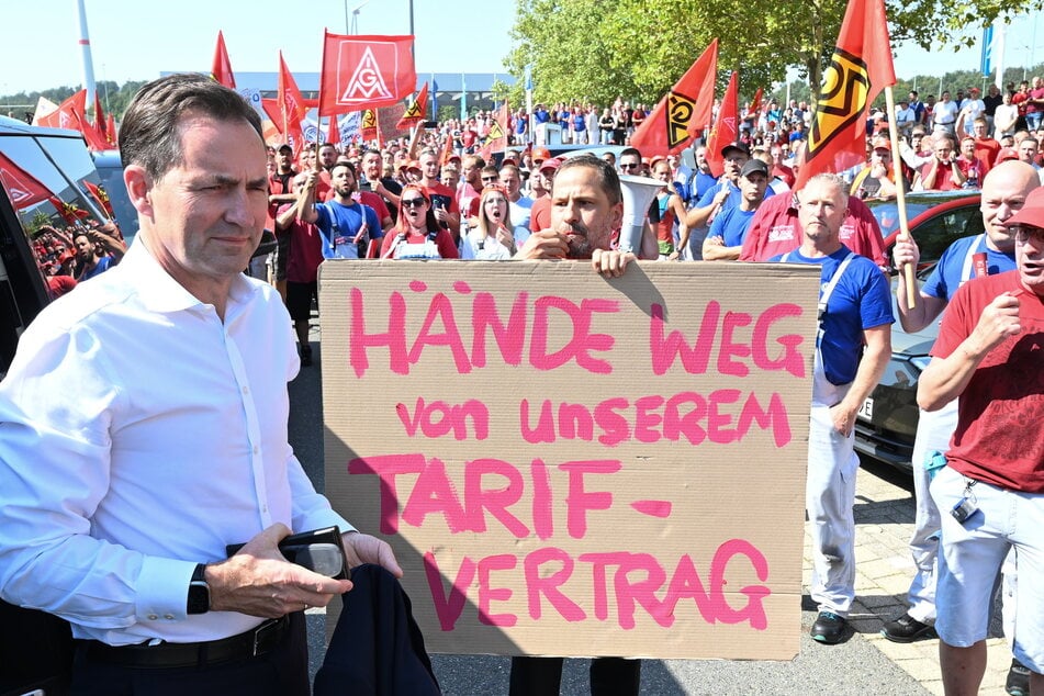 "Hände weg von unserem Tarifvertrag" - bei der Ankunft in Zwickau stieß VW-Markenvorstand Thomas Schäfer (54) auf heftigen Protest der Belegschaft.