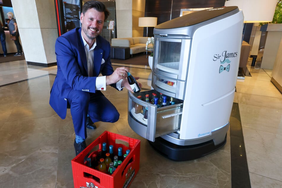 Hoteldirektor Daniel Schlomann (44) bestückt den Service-Roboter mit Getränken.