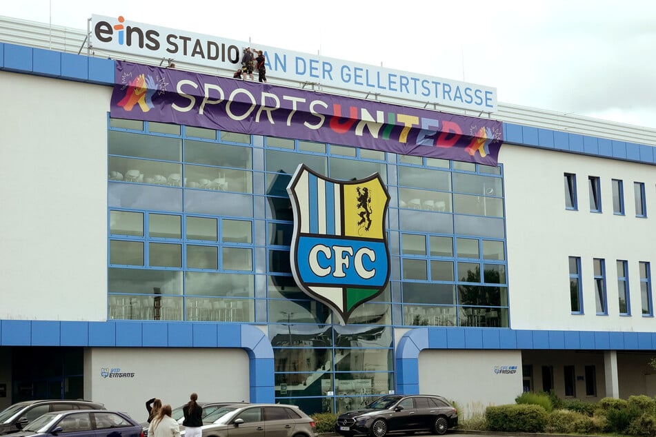 Am Freitag wurde der neue Schriftzug an die Stadion-Fassade angebracht.
