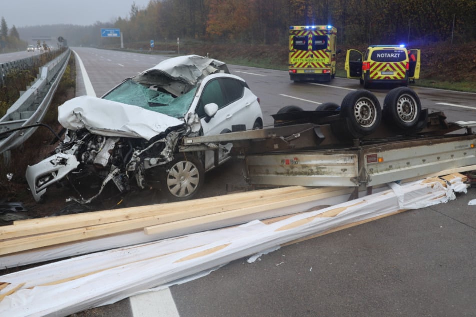 Der Opel war mit einem voll beladenen Anhänger unterwegs.