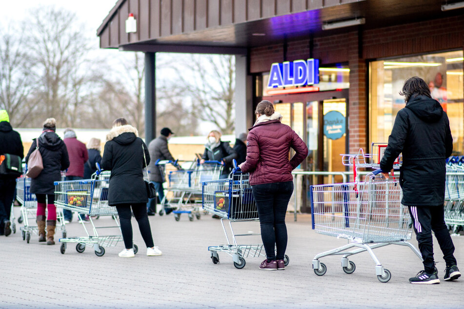 Zahlreiche Kunden stehen vor einem Aldi in Hannover schon vor der Eröffnung Schlange.