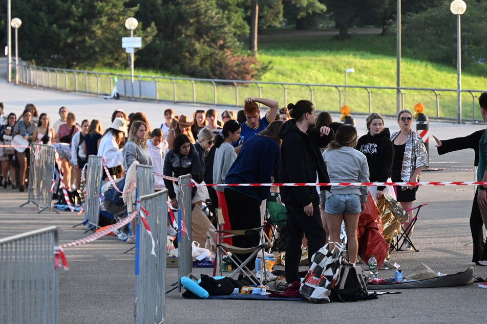 Taylor Swift in München: Swifties campieren schon seit der Nacht vor dem Olympiastadion