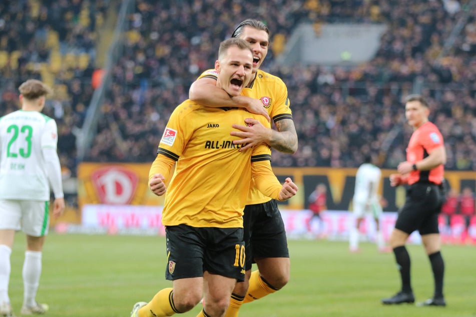 Jakob Lemmer (l.) macht das 2:0 für Dynamo.