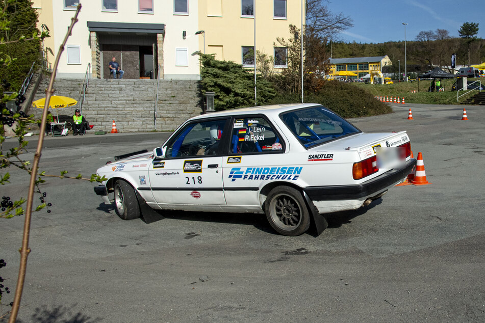 Am heutigen Samstag startet am Chemnitzer Meta-Werk der Slalom-Cup. Das Foto zeigt Justin Lein mit seinem BMW E30 318is.