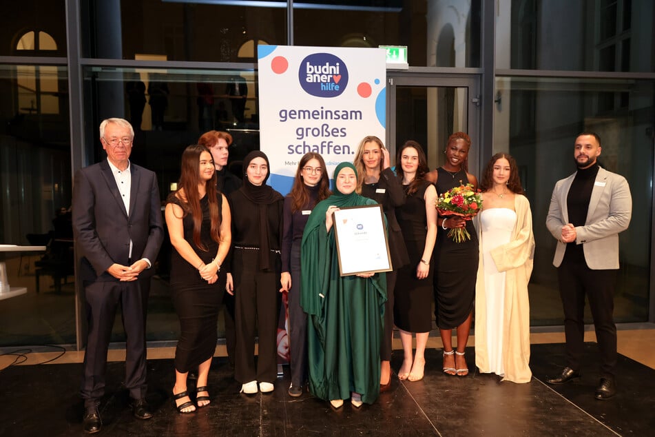 Den ersten Ehrenpreis erhielten am Dienstag die Schüler und Schülerinnen des Helmut-Schmidt-Gymnasiums für ihr Projekt "Architecture of Hope". Rechts: Lehrer Hédi Bouden.